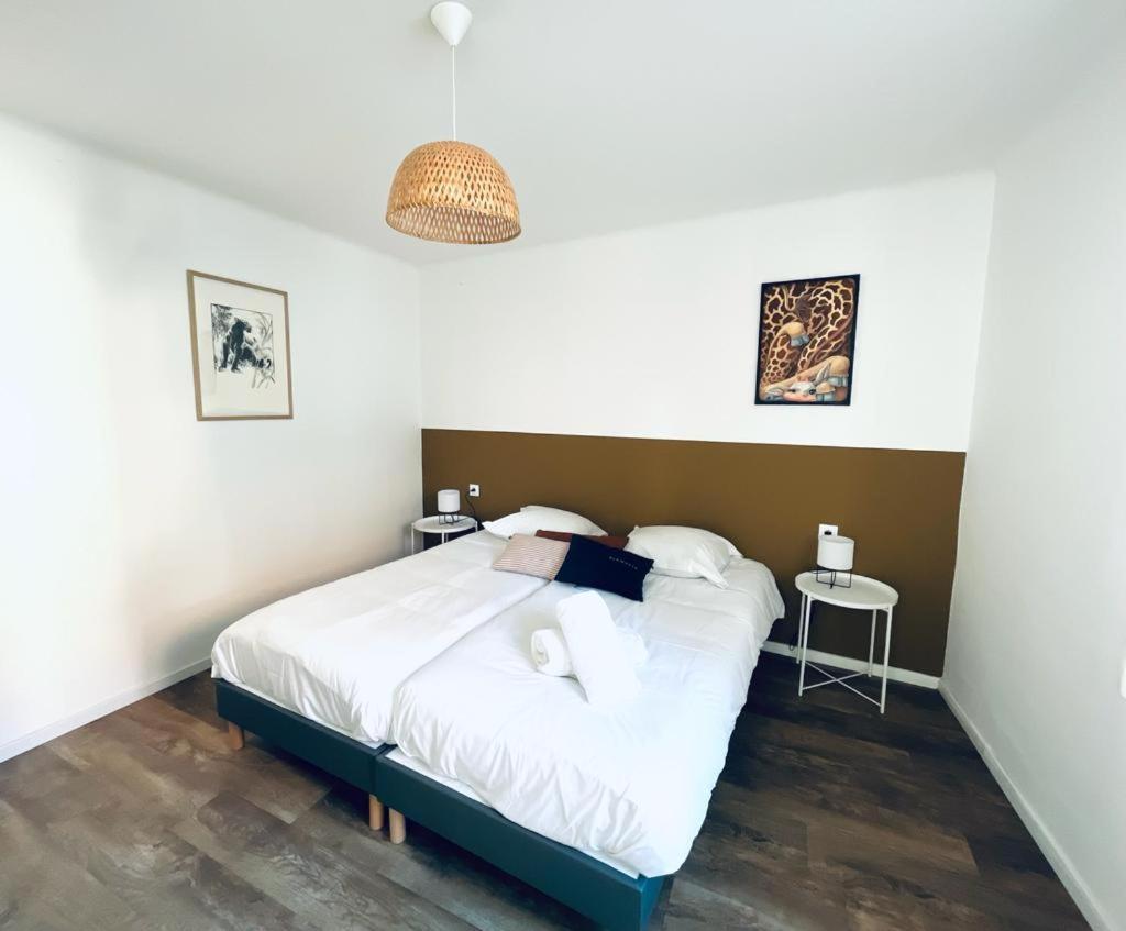 Au Perron Avec Garage Et Balcon A *